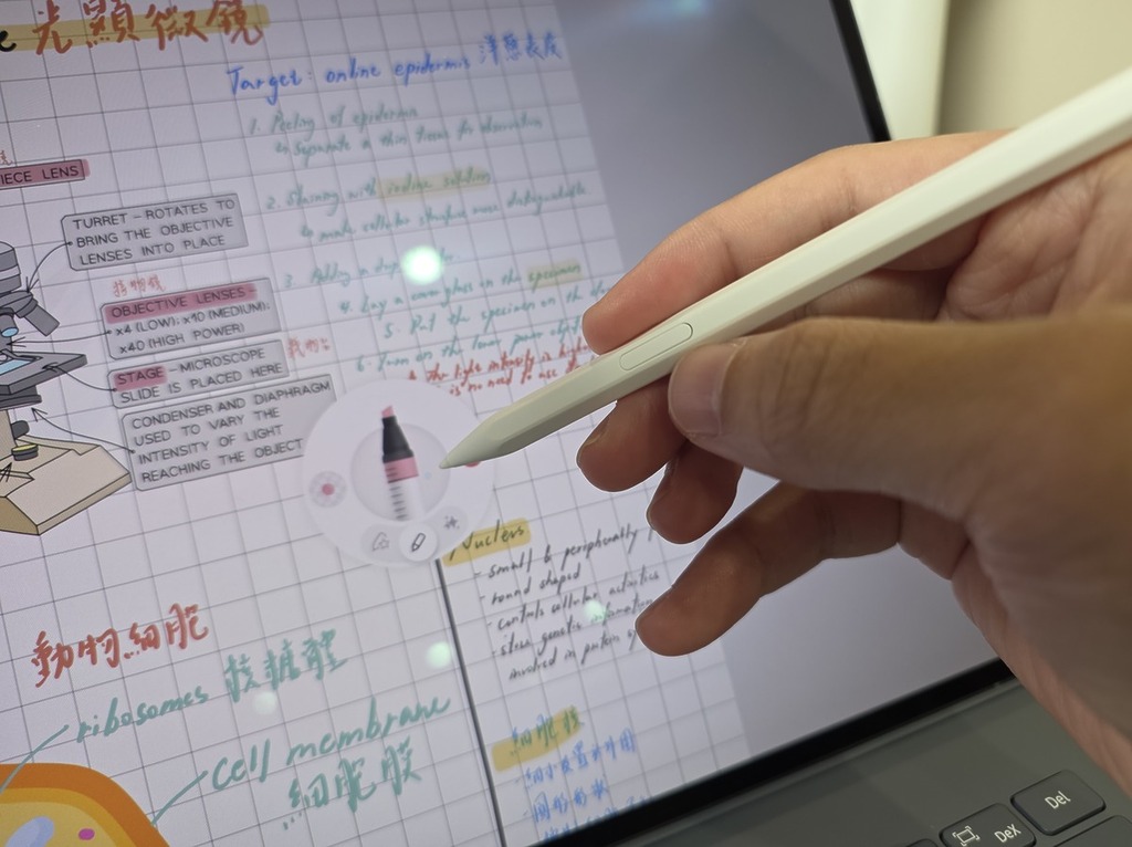 輕按筆上按鈕,即可呼出圓形 Quick Tools 選單,快速切換不同顏色、筆刷類型或筆觸粗度。