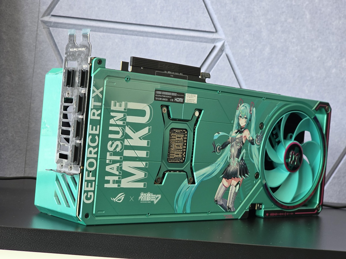 四風扇設計的 ROG ASTRAL RTX 5080 顯示卡。