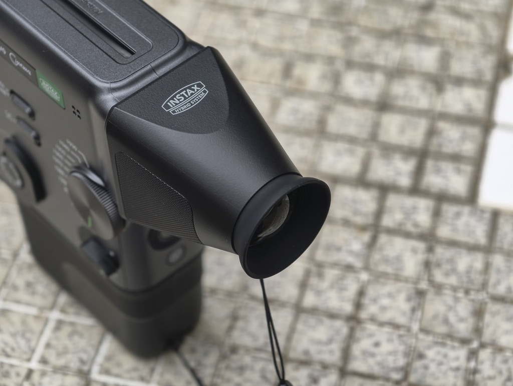 附帶外接觀景器及外接手柄，提升操作體驗。