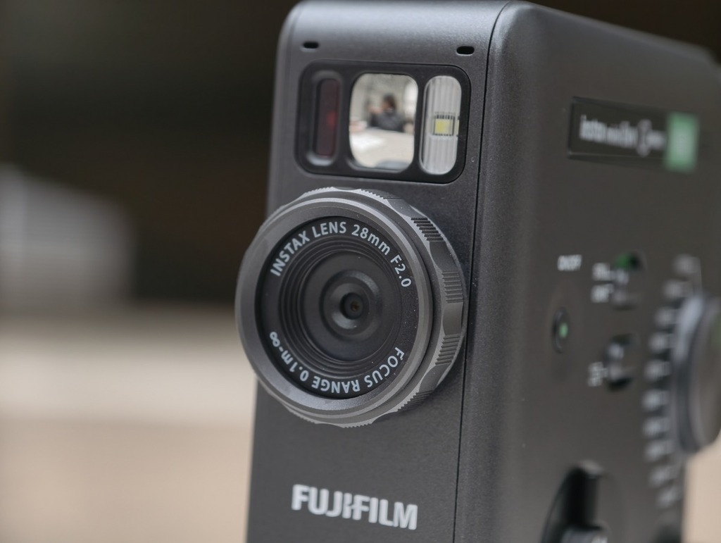 扭動鏡頭轉盤，亦可以將不同年代的畫質效果作加減調整。