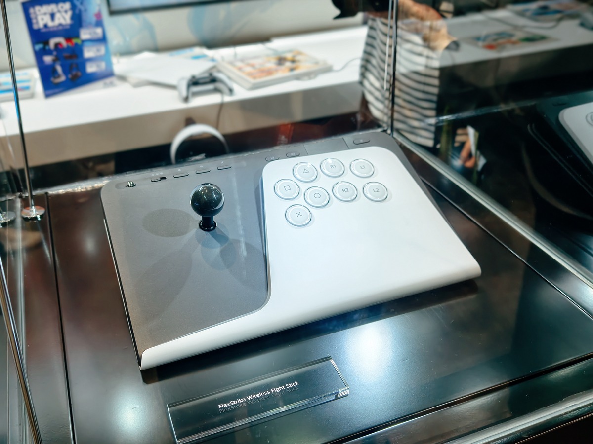 現場展出 PlayStation 設計的首款格鬥搖桿控制器 FlexStrike。
