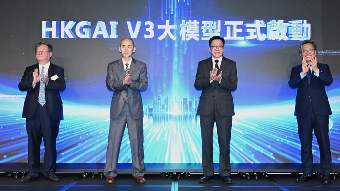 香港生成式人工智能研發中心（HKGAI）今日舉行「HKGAI V3 大模型發佈暨生態合作大會」。 創新科技及工業局局長孫東教授, JP（右二）；中聯辦教育科技部一級巡視員劉懋洲先生（左二）；香 港人工智能研發院董事局主席、香港科技大學會校董主席沈向洋教授（右一）；以及香港科技大學首席 副校長、HKGAI 主任郭毅可教授（左一）共同擔任主禮嘉賓。