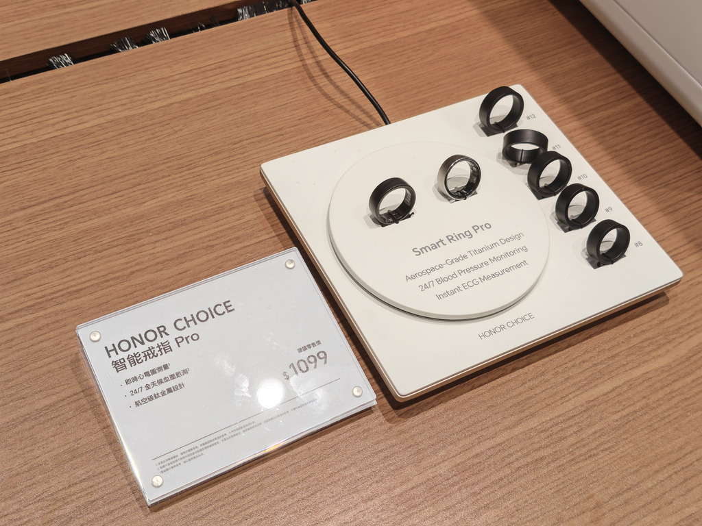 HONOR CHOICE 智能戒指 Pro 售價 $1,099， 現場可以有不同尺寸試戴。