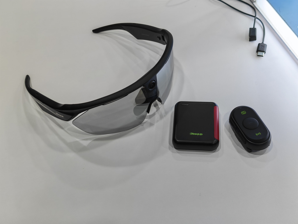 BleeqUp Rover 可配合充電及遙控使用。
