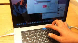 有了 Touch Bar ，連系統 Alert Box 的選項都可以在 Touch Bar 裡直接選擇。