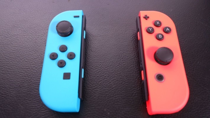 Joy-Con 以一對形式配對使用，對稱的設計方便 2 名玩家，各持一邊進行各式小遊戲。