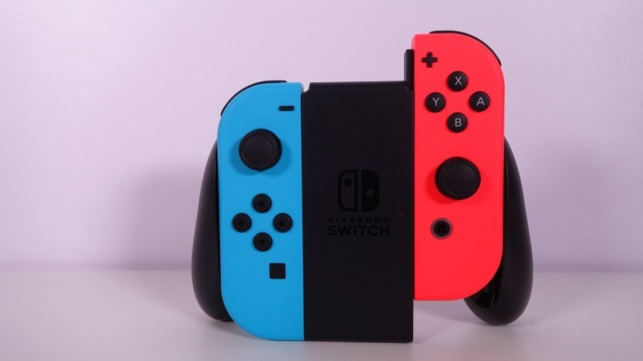 若果各位於家中遊玩的話，可以把 Joy-Con 安裝至手掣框架，變成一個大手掣使用。