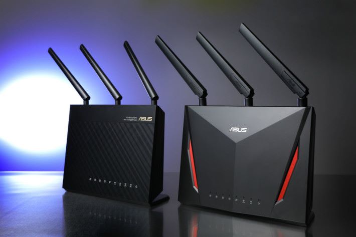 左邊為 ASUS RT-AC68U（Satellite Node），右邊為 ASUS RT-AC86U（Router Node）。