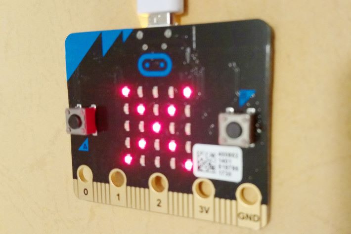 Micro:bit 顯示大「 × 」。