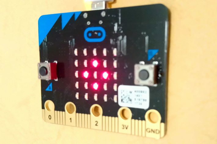 Micro:bit 顯示小型 Diamond 。