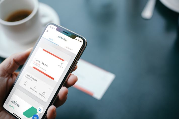 可用 Adobe Scan App 來將紙本文件、收據、卡片等轉成 PDF 檔。