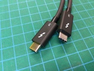 看上去樣子相同的 Thunderbolt 3 線，傳輸效能可以有頗大差別。