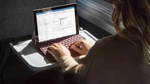 Surface Go 的 Type Cover 鍵盤保護蓋經常精心設計,不過是分開購買的⋯⋯