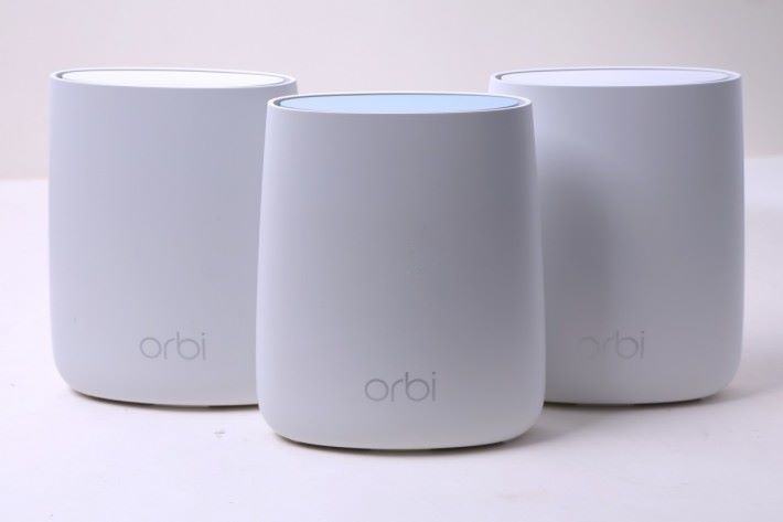 Netgear Orbi Micro RBK23 三件裝包含一件 Router Node（藍色頂部）和兩件 Satellite Node（白色頂部）。