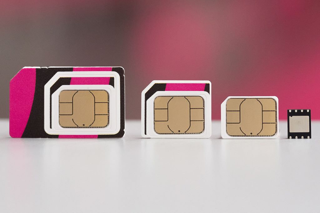 實體 SIM 與 eSIM（最右）的分別，就是 eSIM 是虛擬 SIM 卡。（圖片來源：Deutsche Telekom）