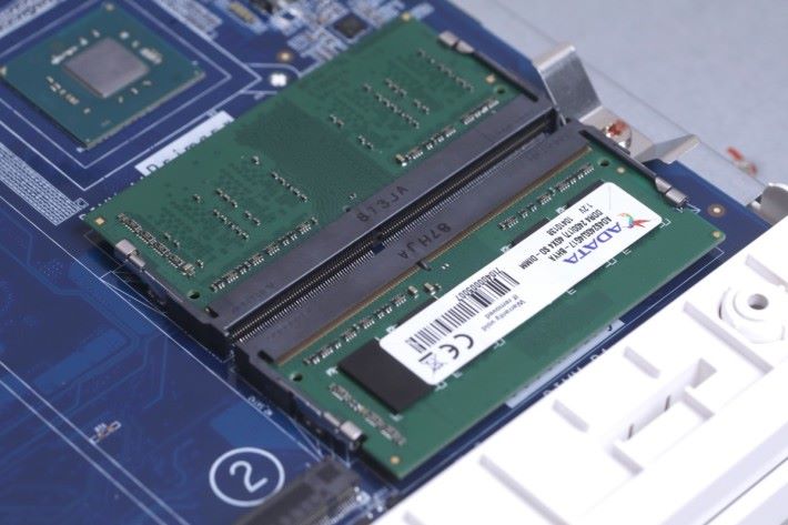 具備 2 條 RAM 槽，最多支援 8GB。