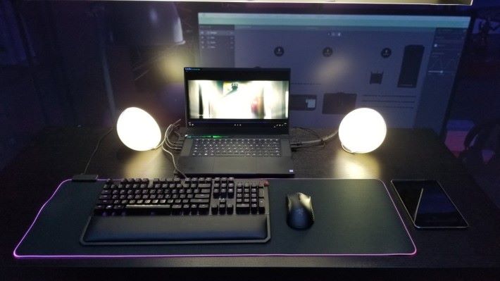 將 Philips Hue 的燈具接駁至 Razer 電競筆電，透過 Razer Synapse 3 軟件便可設定於遊戲或睇片時，亮起配合畫面環境的燈效。