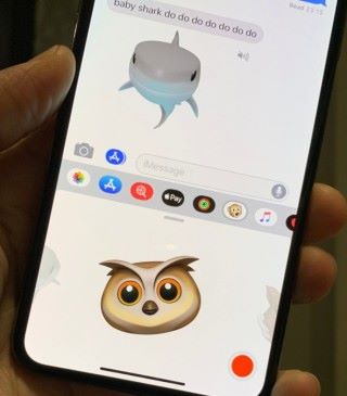 step_01：想要在不支援 Animoji 的程式分享 Animoji 短片，先在 Message 中以 Animoji 錄製短片並傳送給自己。