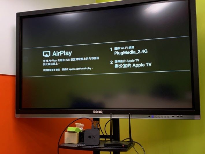 Apple TV 影像輸入至 TX 端，同時 TX 端的 HDMI Out 亦接駁大屏幕作 Pass-through。