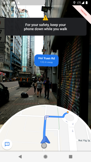開著 AR 實景導航時移動的話，會顯示警告字句提示用戶小心。