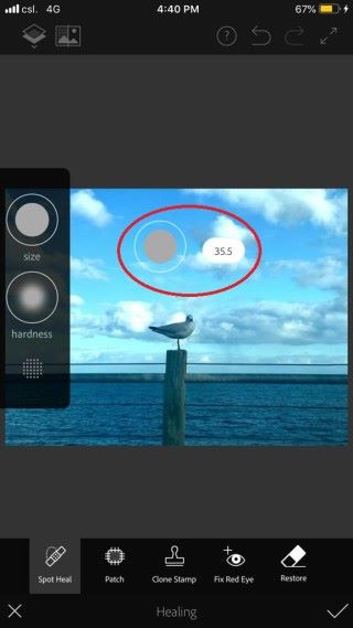 點選點部修復後可以利用屏幕左方的彈出式工具列（見左圖紅框）調整筆刷大小及硬度。只需把手指按在彈出式工具列中筆刷大小或硬度圖示上，屏幕上便會出現一個表示畫筆大小或硬度的小圓圈標示（見右圖紅圈），向上拖拽能增加筆刷的大小或硬度，反之亦然。