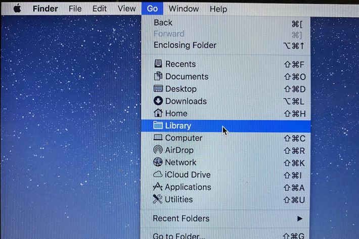 步驟：如要打開 Library 隱藏檔案，可以先開啟「Finder」，再用鍵盤按住「Option」鍵，選擇頂部的「Go」項目，再按下「Library」，即可開出隱藏檔案。