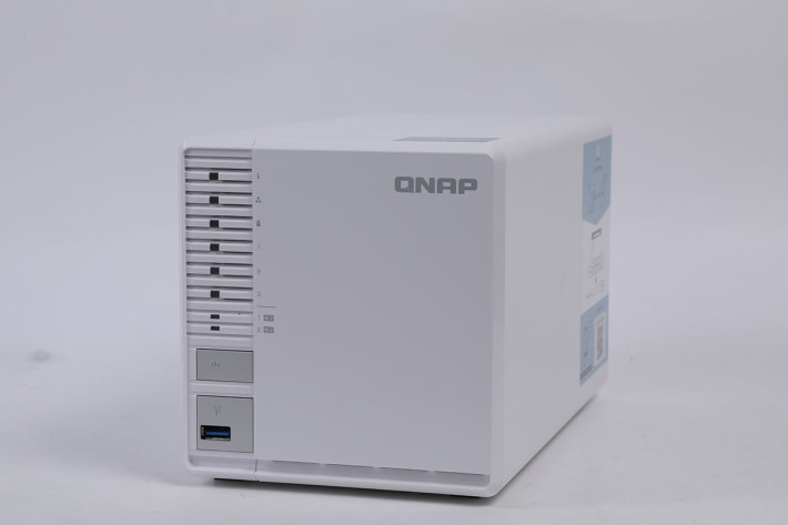 今次用來儲存密碼庫的，是 QNAP TS351 3-bay RAID 5 NAS 。