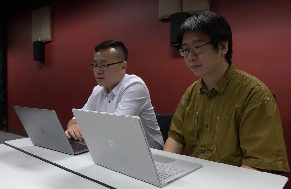蘇老師(左)與陳博士(右)聯手製作《 Sword Math Online 》。