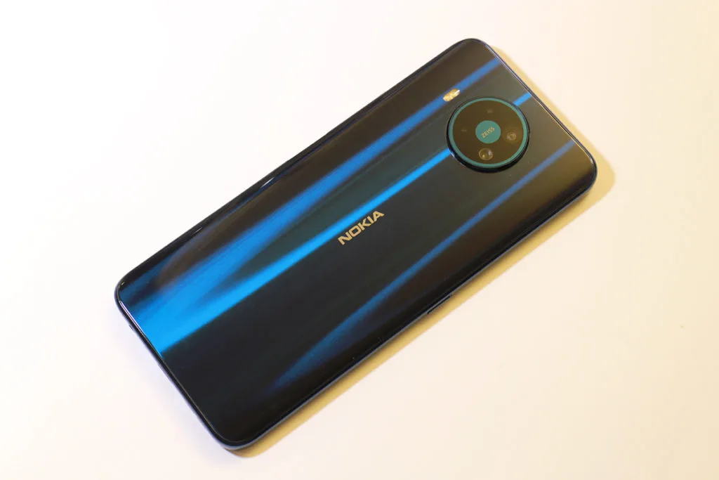Nokia 8.3 5G 極夜藍相當吸睛,機背用上金屬化工藝,透過光線折射所呈現的漸變色彩。