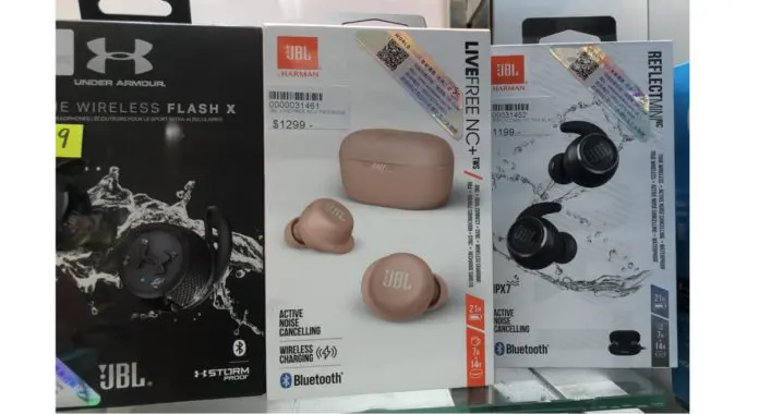 JBL 雖然定價破千，但整體功能及外觀也較吸引。