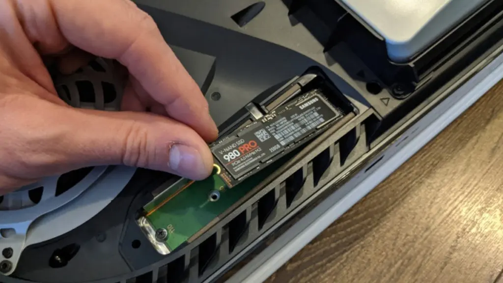 雖然 SIE 即將推出軟件更新讓用家自行加裝 NVMe SSD 到 PlayStation 5 擴展容量，但必須要合符指定規格，其中包括 SSD 要有散熱片。圖中的 SSD 就未必符合規格。