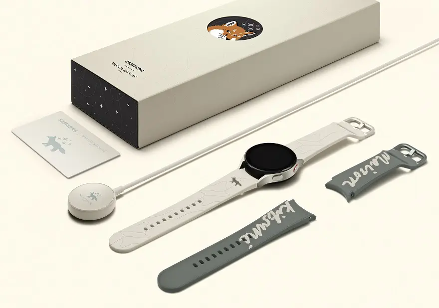 Galaxy Watch4 Maison Kitsuné 特別版備有月亮米色調(Moonrock Beige)錶帶,同時附有額外的星塵灰色調 (Stardust Gray)錶帶。