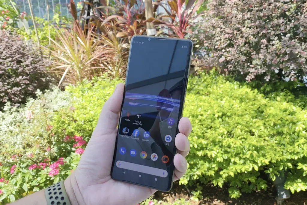 機面設計與 Xperia 1 III 相同,同樣是使用沒有瀏海、沒開孔設計的 6.5 吋 4K OLED屏幕,21:9 比例令機身修長,而且機框加入了坑紋,帶來更為穩固的握感。