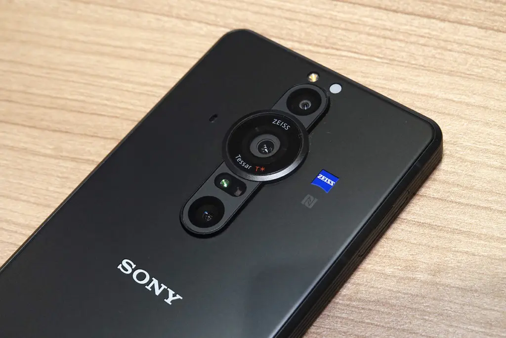 以採用 ZEISS Tessar Optics 24mm 12MP 1吋感光元件主鏡為首的三鏡主攝,配以16mm的 12MP 超廣角鏡及50mm 的 12MP 遠攝鏡,以及 3D iToF 感應器。