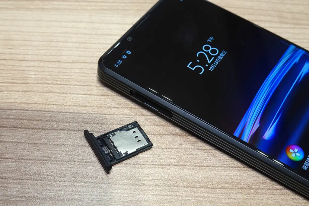 未有刪走 Micro SD 卡支援,可使用最多 1TB 的 Micro SD卡。