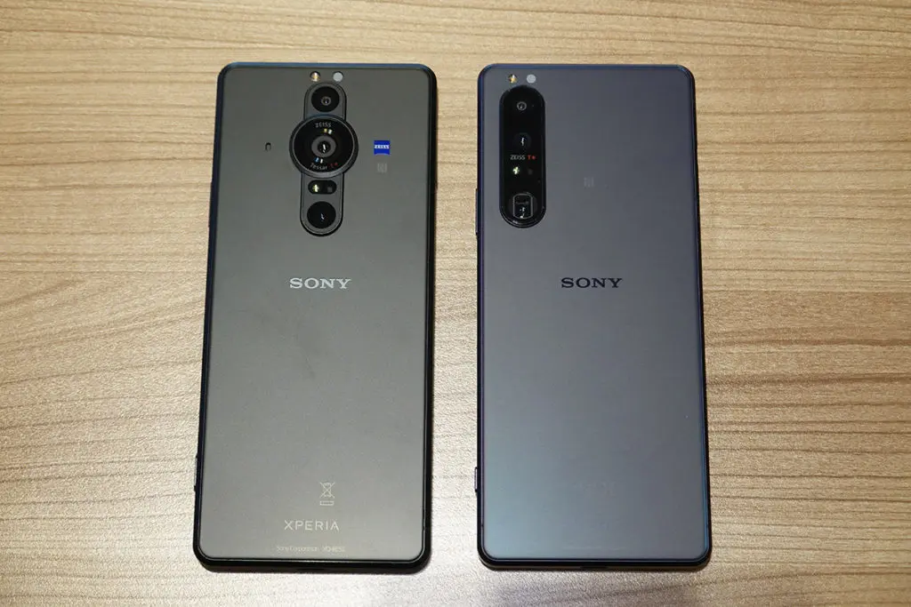 與 Xperia 1 III (右)比較,除了機身為霧面黑色設計之外,整套主攝位置移到機背中央。