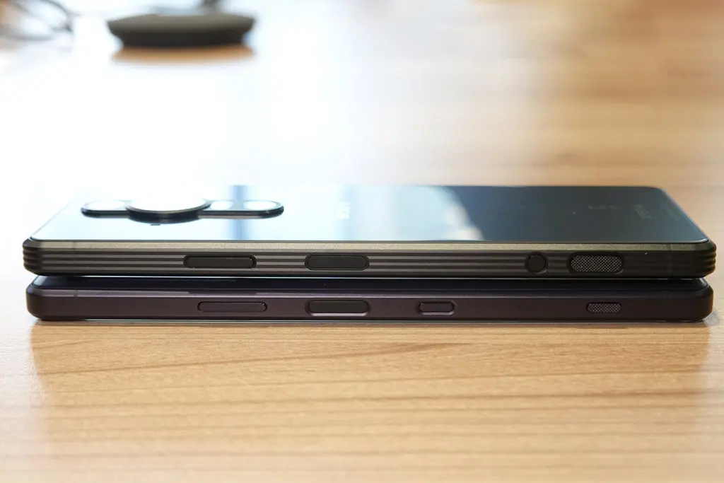 Xperia PRO-I(上)與 Xperia 1 III (下)機側比較,快速鍵的位置不同,亦可看到Xperia PRO-I 的實體拍攝鍵加入了紋路設計。