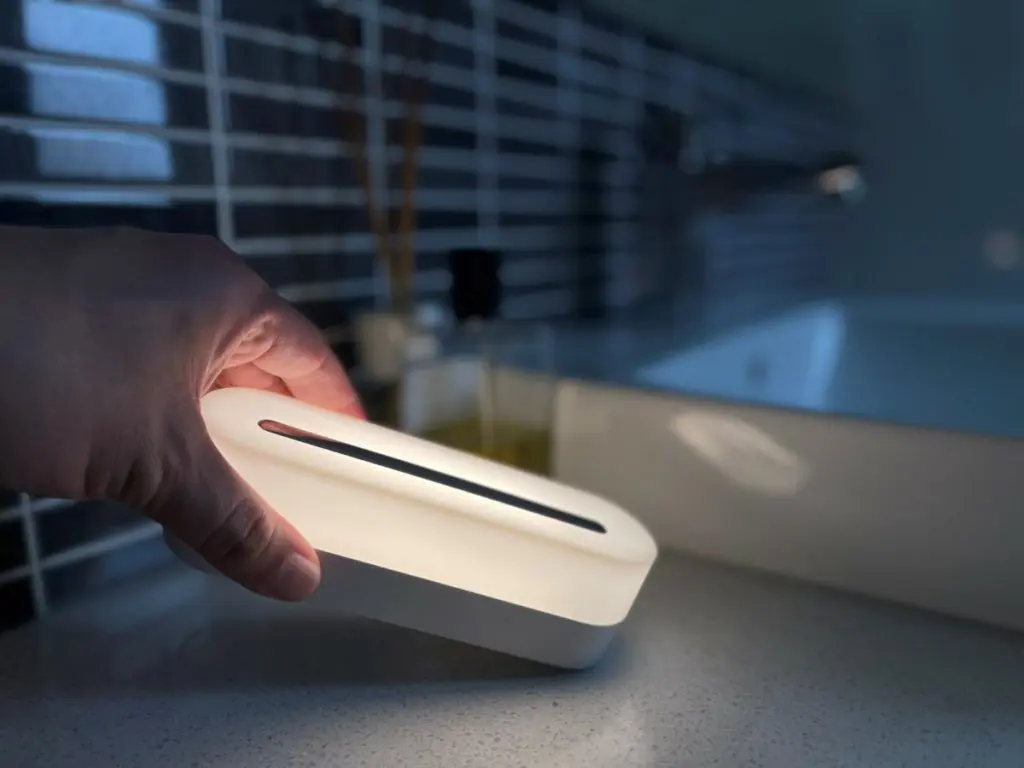 其 LED 更可以和充電座分開，並作為輕觸式夜燈使用。