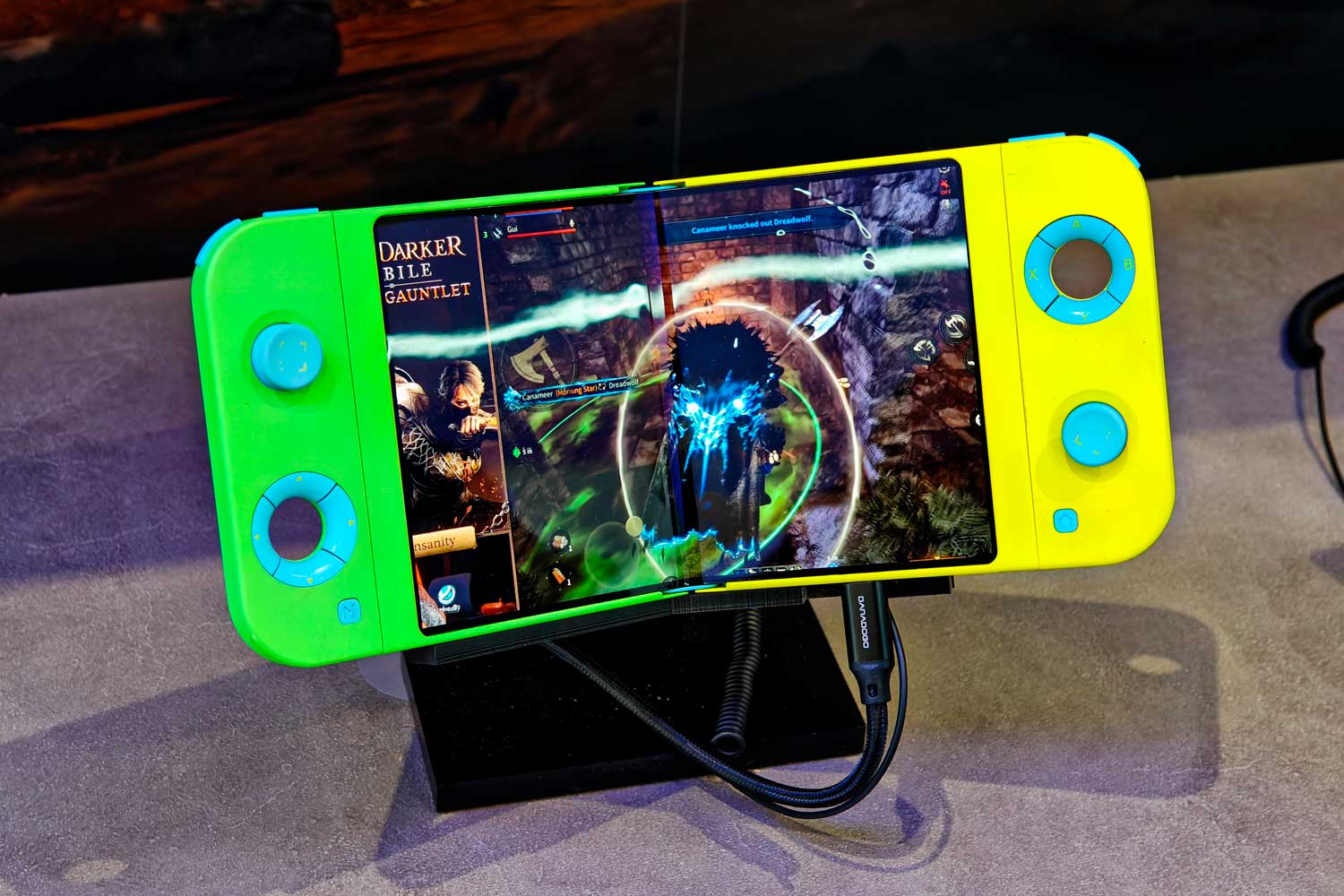 遊戲掌機都玩摺屏？Samsung 展出 Flex Gaming 概念機 PCM