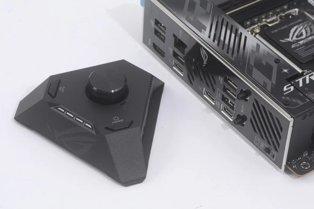 背板提供 9 個 USB 埠及ROG Strix Hive II 外接音效模組