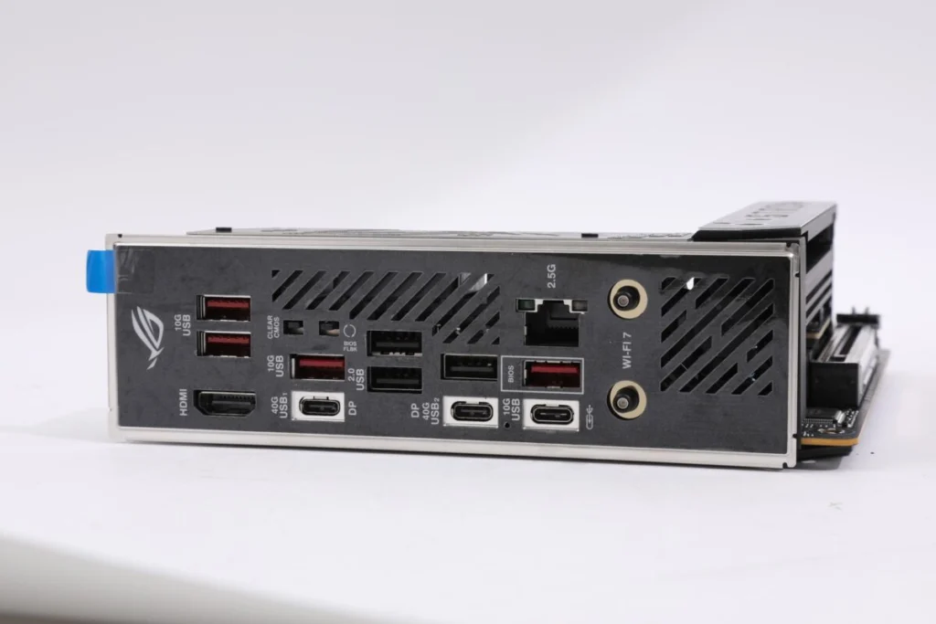 背板總計 10 個 USB 埠,包括:2 個 USB4 40Gbps 埠(Type-C)