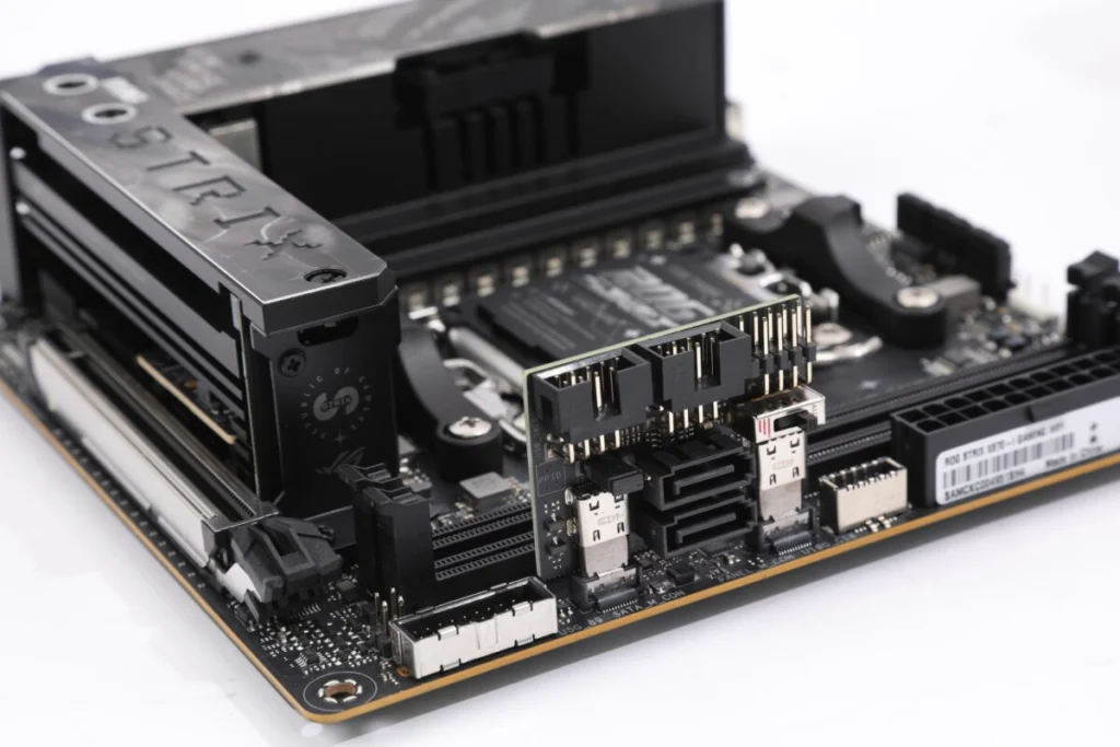 另有2個傳統SATA3埠設於ROG FPS Card 子卡上