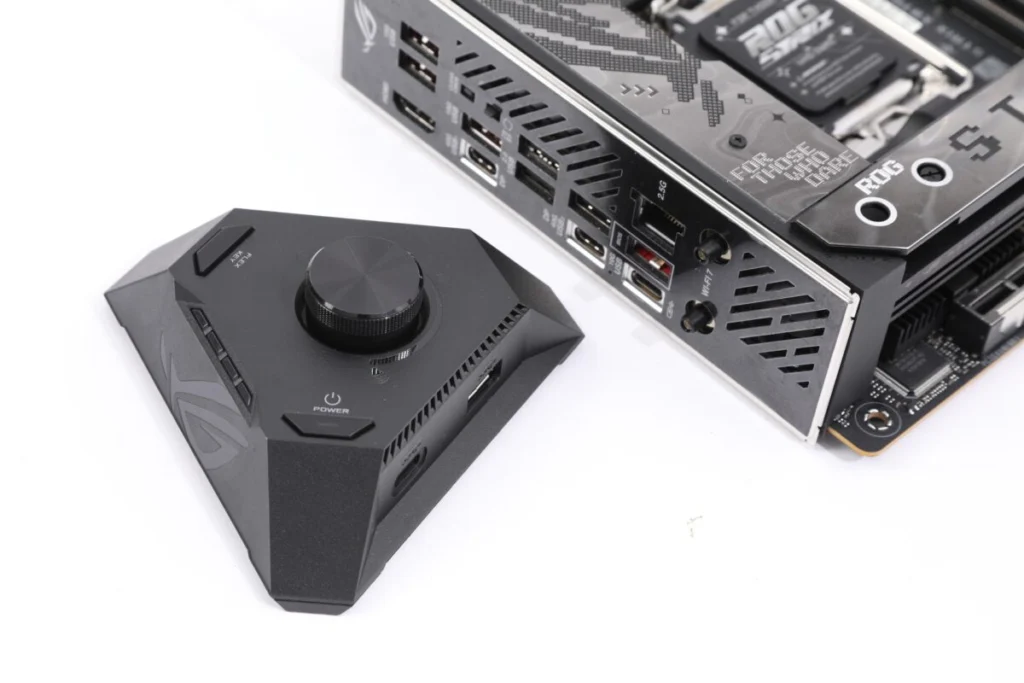 外接的 ROG Strix Hive II 音效 DAC 模組亦有提供