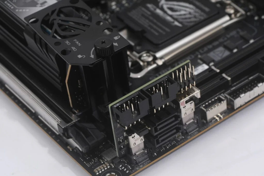2個傳統SATA3埠設於ROG FPS Card 子卡上