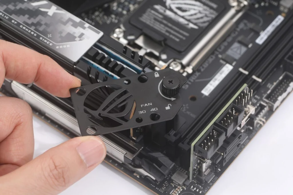 ROG 圖案的風扇架可自行加裝風扇, 轉到SSD或記憶體散熱