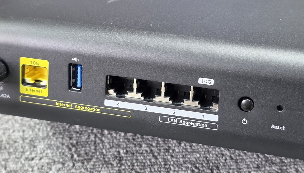 路由器設 2 組 10Gbps、3 組 1Gbps 及 1 組 USB 3.2 Gen1 介面。