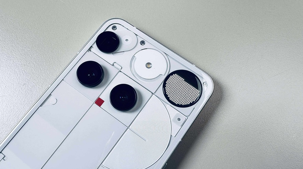 相機方面,Nothing Phone (3) 採用 4 個 5,000 萬像鏡頭,包括 5,000萬像素 1/1.3 吋感光元件 24mm 廣角主鏡頭、5,000萬像素 3 倍光學遠攝、15mm 超廣角,還有 5,000 萬像素的自拍鏡頭。