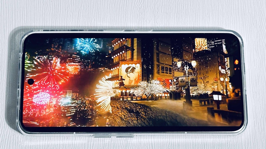 採用頂級的 6.87 吋 AMOLED 面板,解像度為 1260 x 2800 ,支援最高 4500nits 峰值亮度