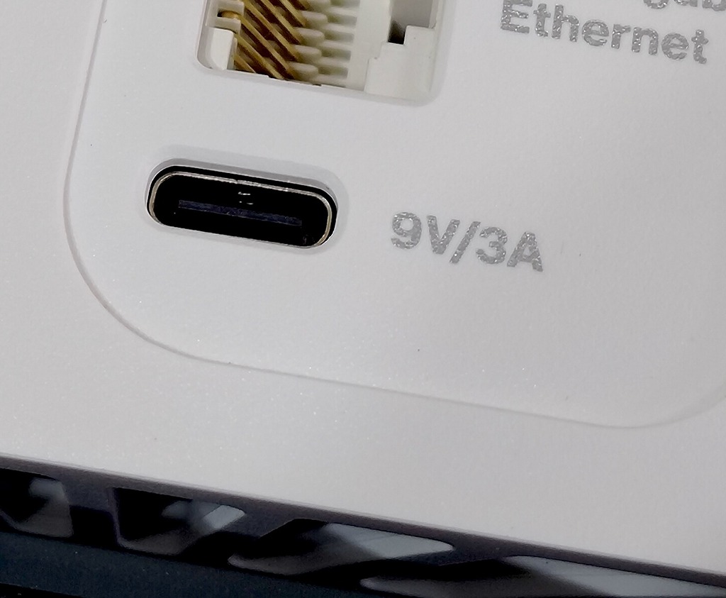 支援 USB-C 供電，要求提高至 9V/3A。