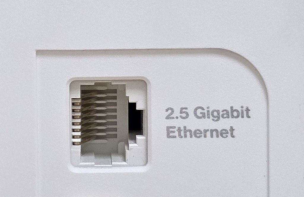 設有 1 組 2.5Gbps 有線介面。